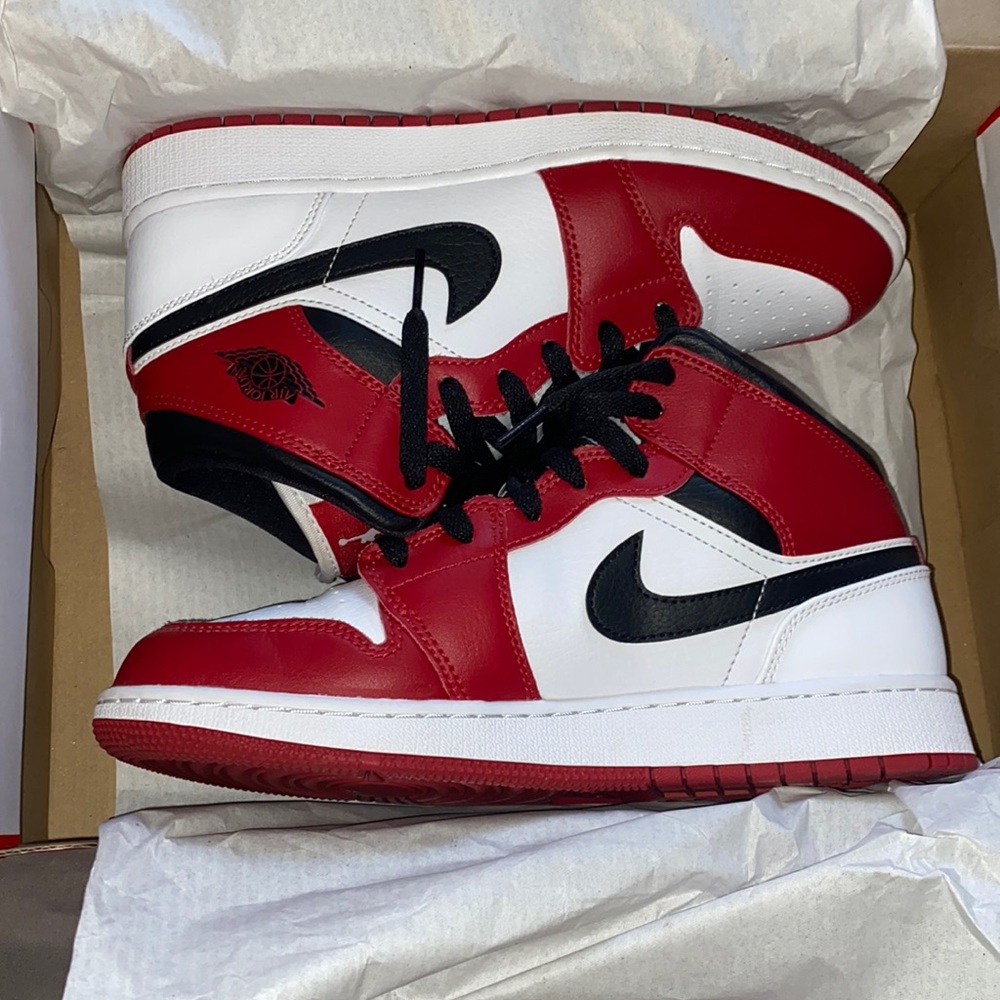 Like new mid Jordan 1s
